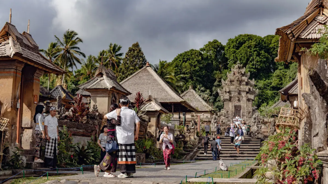 Jelajahi 5 desa wisata hits di Indonesia yang menawarkan keindahan alam, budaya unik, dan pengalaman tak terlupakan. Temukan destinasi terbaik liburan Anda!