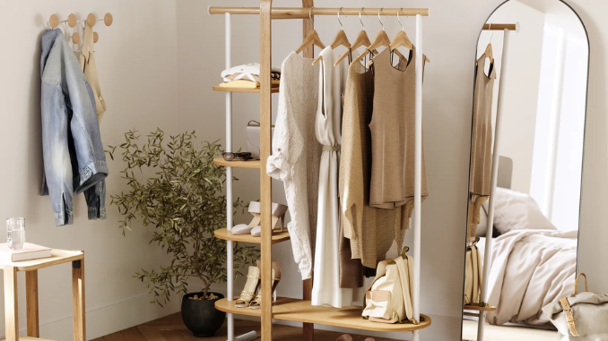 Tips capsule wardrobe untuk gaya hidup minimalis agar lemari lebih rapi, praktis, dan mudah mix and match tanpa harus memiliki terlalu banyak pakaian!